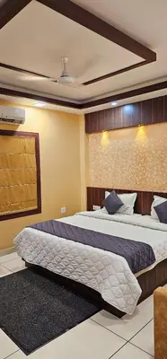 a bedroom with a large bed in a room at Hotel Royal Wings in Elūr