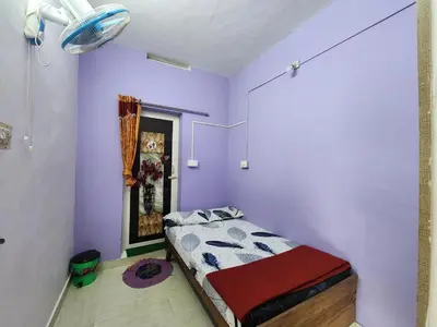 a bedroom with purple walls and a bed in a room at Paradise Homestays, Kanthalloor in Kanthalloor