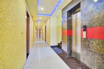 a hallway with at Super Collection O Kushal Nagar Near KSRTC Bus Stand in Madikeri