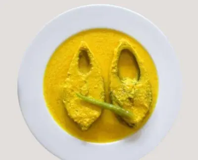 a plate with a smiley face with a green toothpick at Stains holidayhome & party floor, Cherai beach in Pallipuram