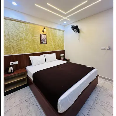 a bedroom with a large bed in a room at Sara Archid in Kommeri