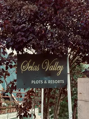 a sign for pelvis valley plants and resorts at eagle resort in Ketti