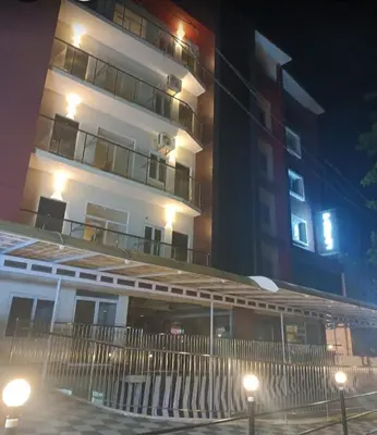 a tall white building with street lights in front of it at Guruvayoor Suits Pankaj Suits in Trichūr
