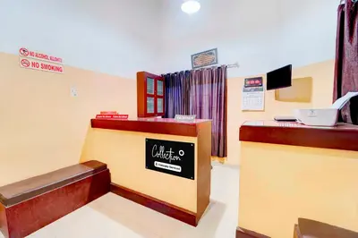a waiting room with a cashier and a counter at Collection O Kunnamangalam Near Bus Stand in Kunnamangalam