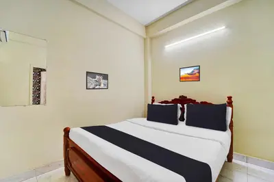 a bedroom with a large bed in a room at Collection O Erode VOC Park in Erode