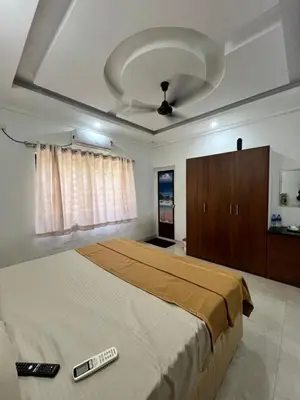 a bedroom with a bed and a ceiling at SREE CHAKRA Tourist Home Guruvayoor in Guruvāyūr
