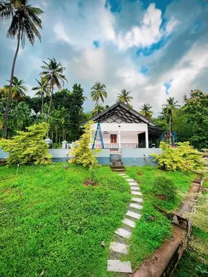 a path leading to a house with a playground at Vayalil Homestay in Karuvārakundu