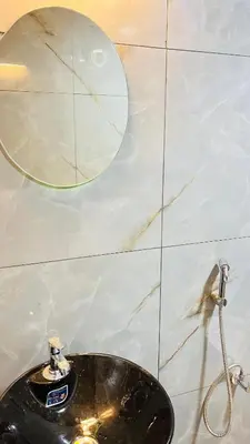 a bathroom with a black sink and a mirror at Airas Resort in Kūkkāl
