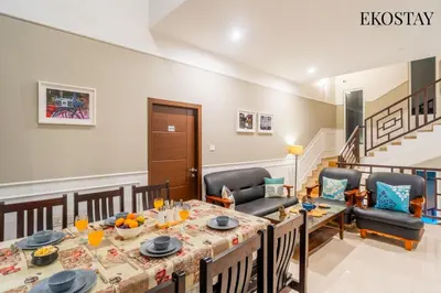 a dining room with a table and chairs at EKOSTAY - Apollo Villa in Kodaikānāl