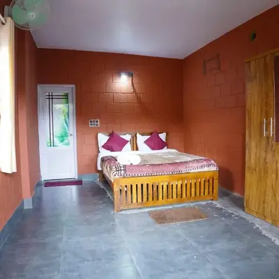 Stay with Lakeview Ponnampet