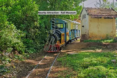 a small train is coming down the tracks at Hotel O Kingston Residency in Vānivilāsa Puram