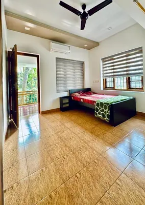 a bedroom with a bed in the middle of a room at Sawan Homestay in Tāzhekkod