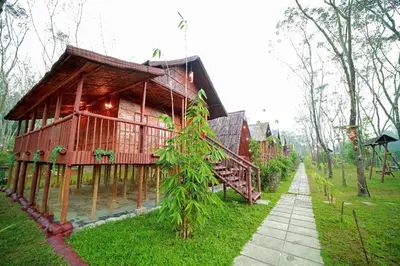 a small wooden house with a pathway leading to it at Bali Bamboo Resort in Padinjarathara
