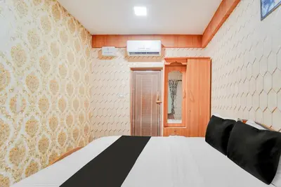 a bedroom with a bed in a room at Super Hotel O Airport Road Coimbatore in Coimbatore
