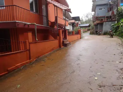 an empty street in an alley between buildings at Four Seasons Home Stay (1BDH) in Madikeri