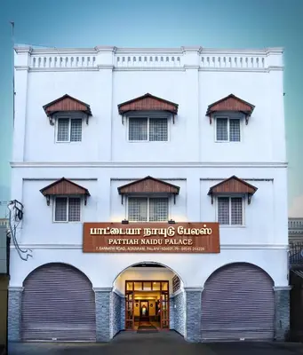 a white building with a sign that reads lincolniting building chicago parliament road at Pattiah Naidu Palace in Palani