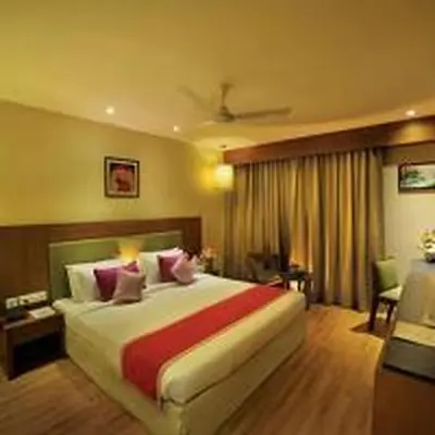 a bedroom with a large bed in a hotel room at Jk Park Residency Perambra in Mennānyam