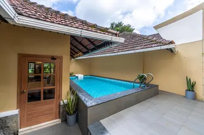 a swimming pool in the backyard of a house at Sterling Govardhana Malampuzha in Palakkad