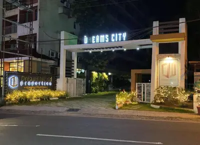 a building with a sign that reads detneys club at night at Utsavam Hotel Apartments in Guruvāyūr