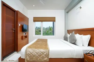a bedroom with a large bed and a window at Nexstay River Mouth International in Ferokh