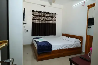 a small bedroom with a bed and a window at Hillside Hideaway Gudalur in Gūdalūr