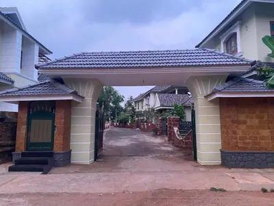 a row of houses with an archway in a street at 